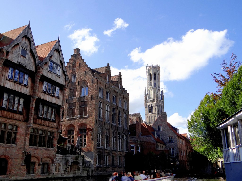 35 Brugge - In battello sui canali.JPG